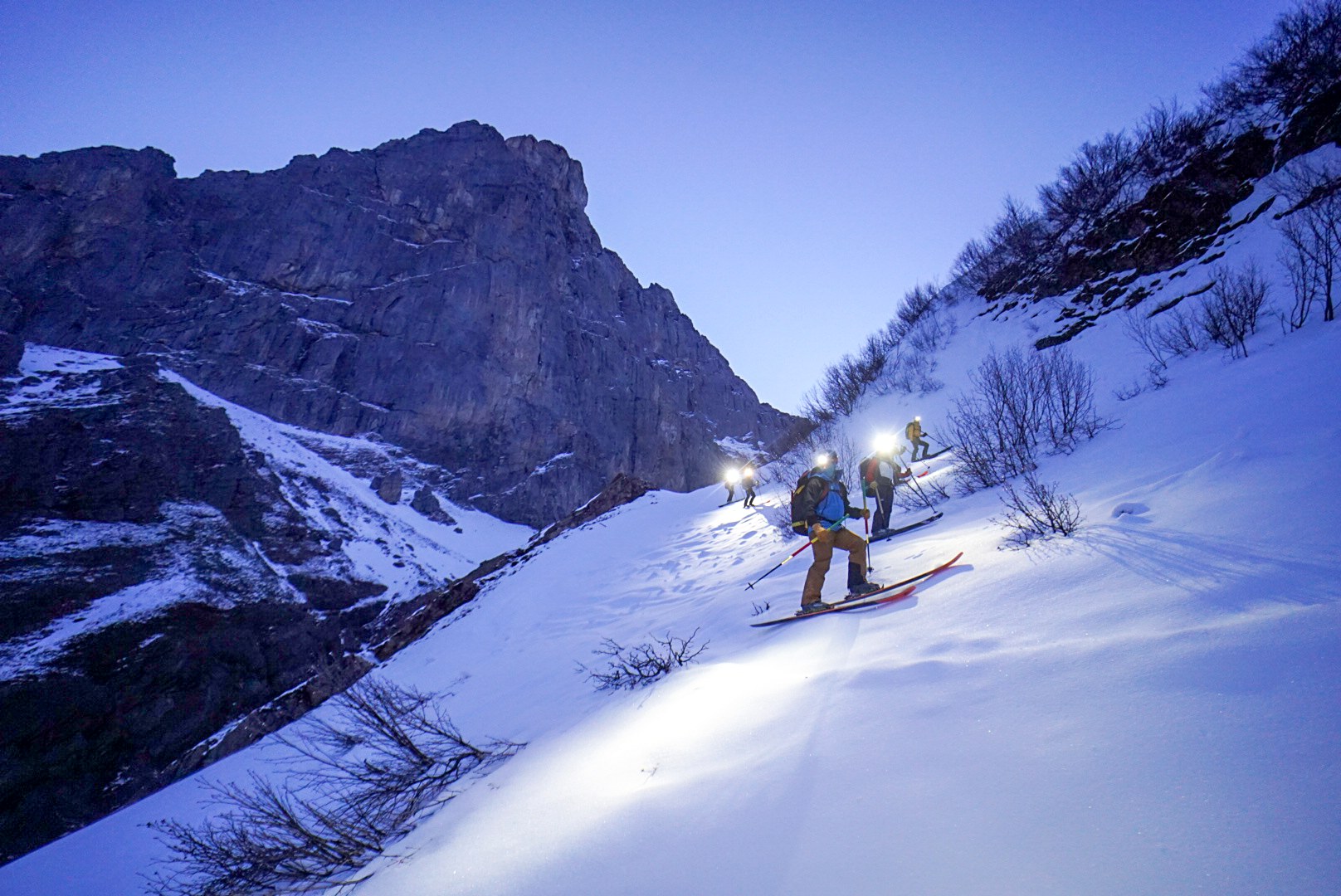 Départ nocturne à la frontale pendant la traversée Dammastock–Titlis dans les Alpes suisses, au jour 5 de l’itinérance.