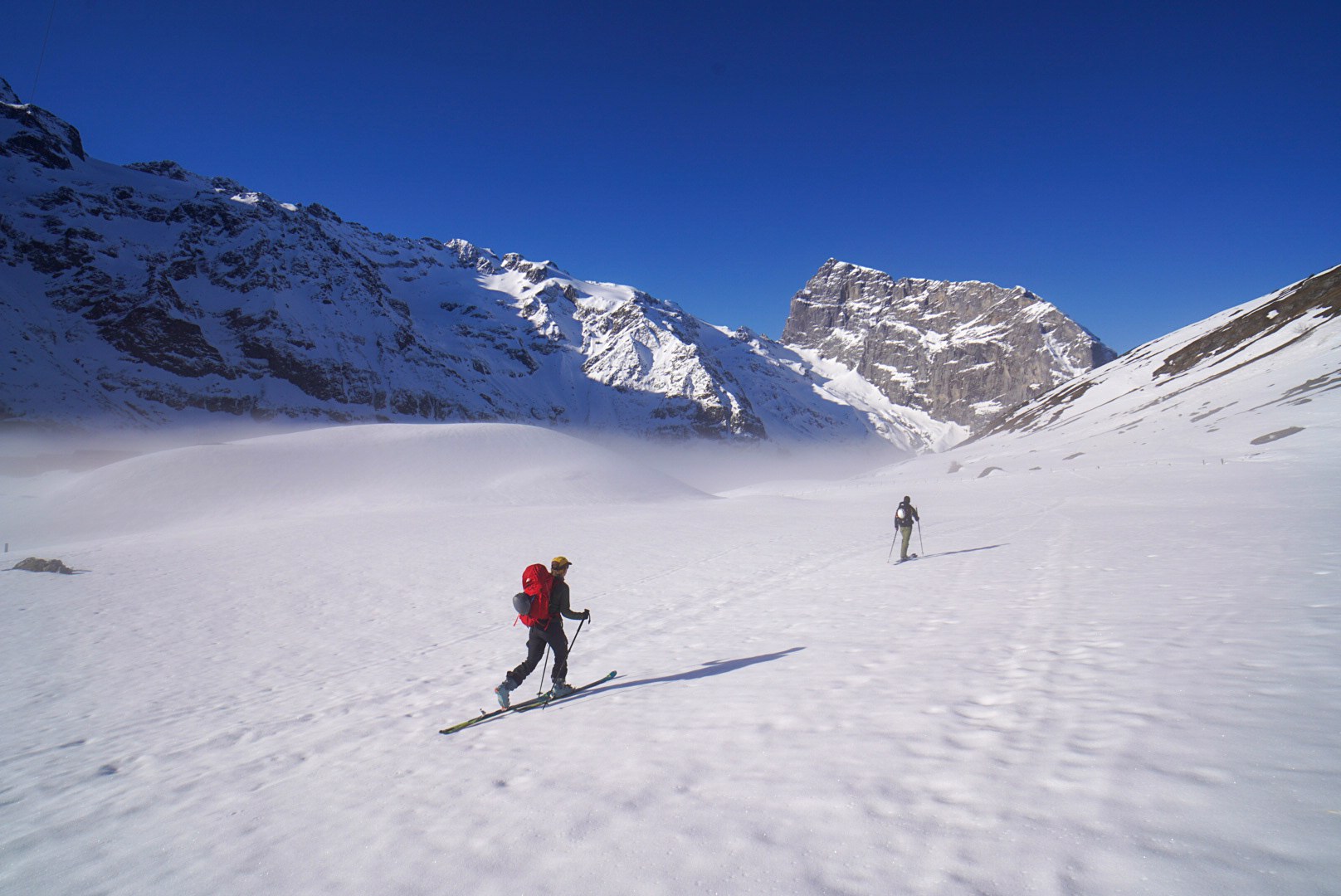 Progression sur un plateau glaciaire pendant la traversée Dammastock–Titlis dans les Alpes suisses, au jour 5 de l’itinérance.