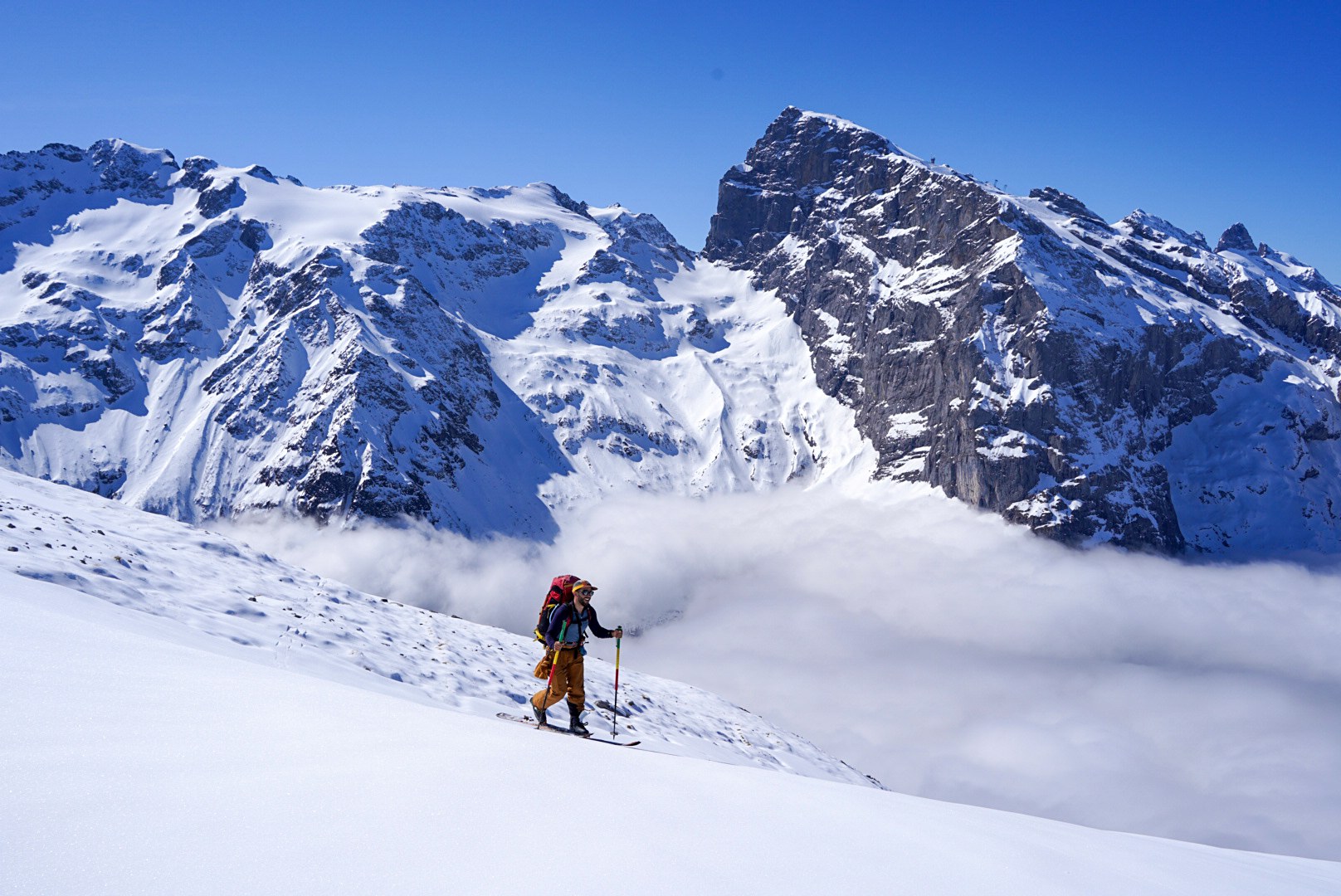Montée du groupe au-dessus de la mer de nuages pendant la traversée Dammastock–Titlis dans les Alpes suisses, au jour 5 de l’itinérance.