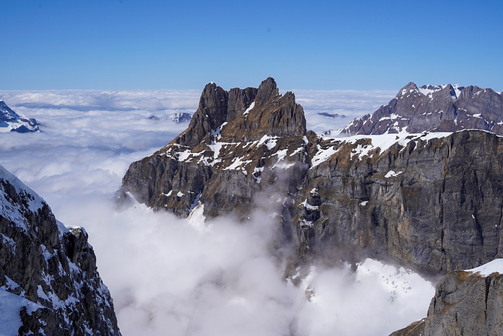 Panorama sur les tours calcaires pendant la traversée Dammastock–Titlis dans les Alpes suisses, au jour 5 de l’itinérance.