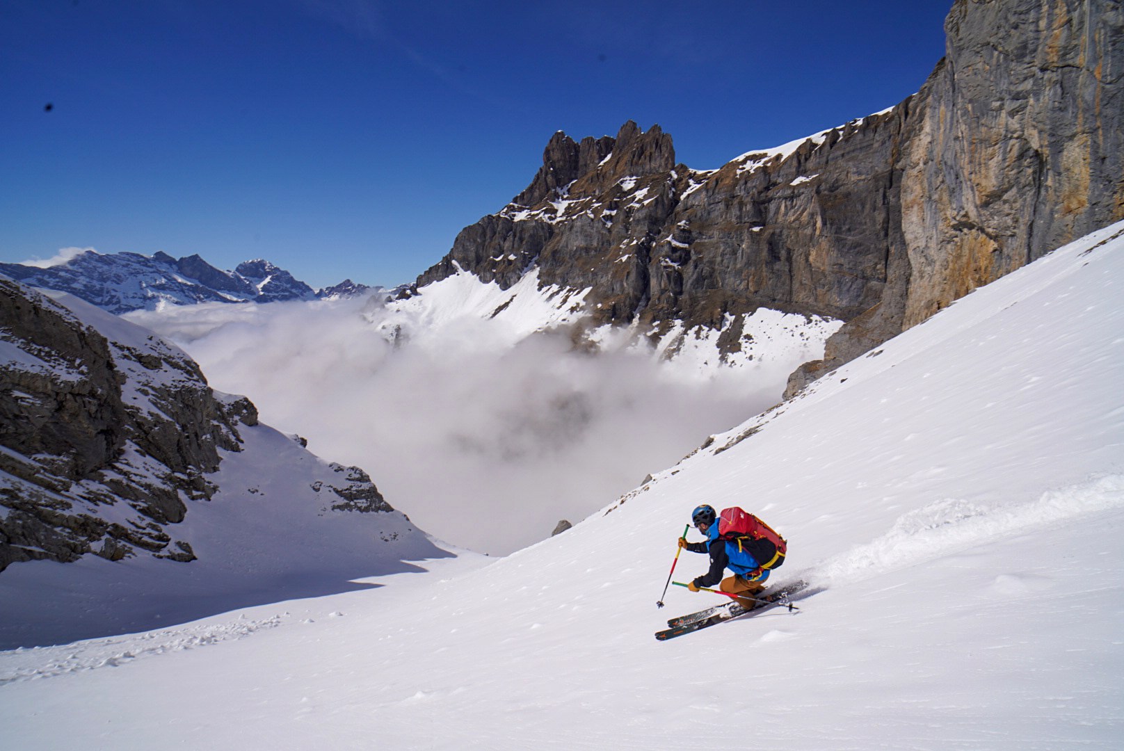 Dernier virage avant la vallée pendant la traversée Dammastock–Titlis dans les Alpes suisses, au jour 5 de l’itinérance.