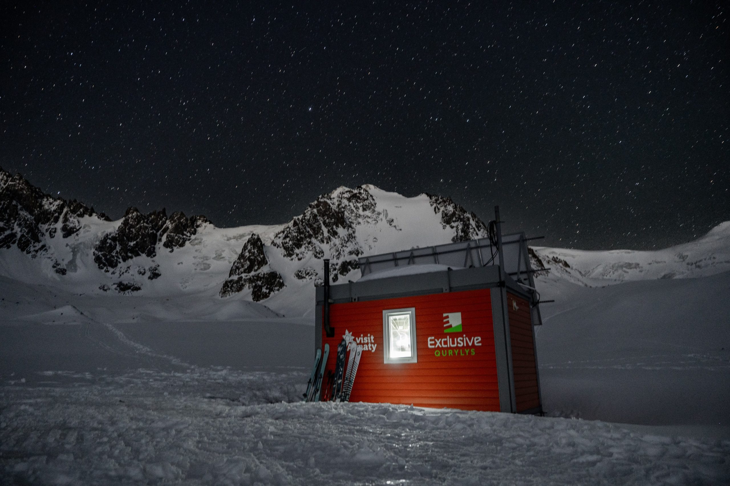 Cabane bivouac éclairée sous les étoiles dans le massif de l’Ile Alatau au Kazakhstan