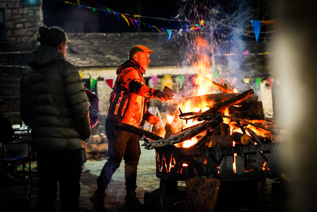 Grand feu des fêtes des Apokries à Kalarites dans les montagnes de l’Épire en Grèce