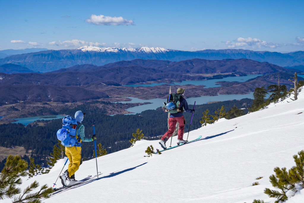 Entrée dans le massif du Pinde à ski depuis Metsovo, au-dessus du lac d’Aoos en Grèce