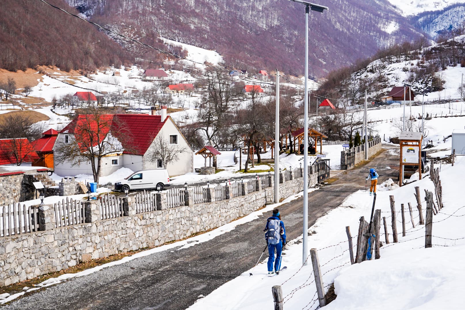 Arrivée à ski dans le village de Lepushë au cœur des Prokletije