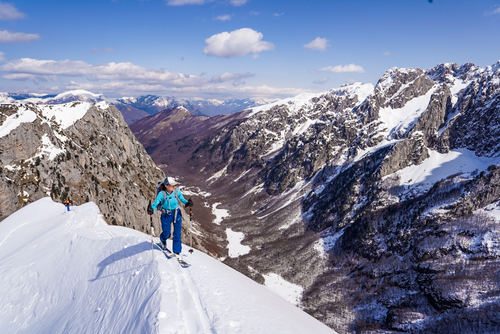 Ski de randonnée au-dessus de Škala dans les Prokletije entre Lepushë et le Monténégro