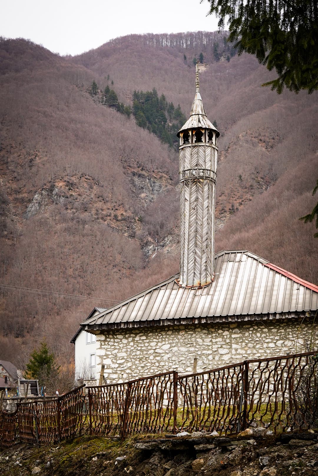 Mosquée du village de Vusanje dans le massif des Prokletije au Monténégro