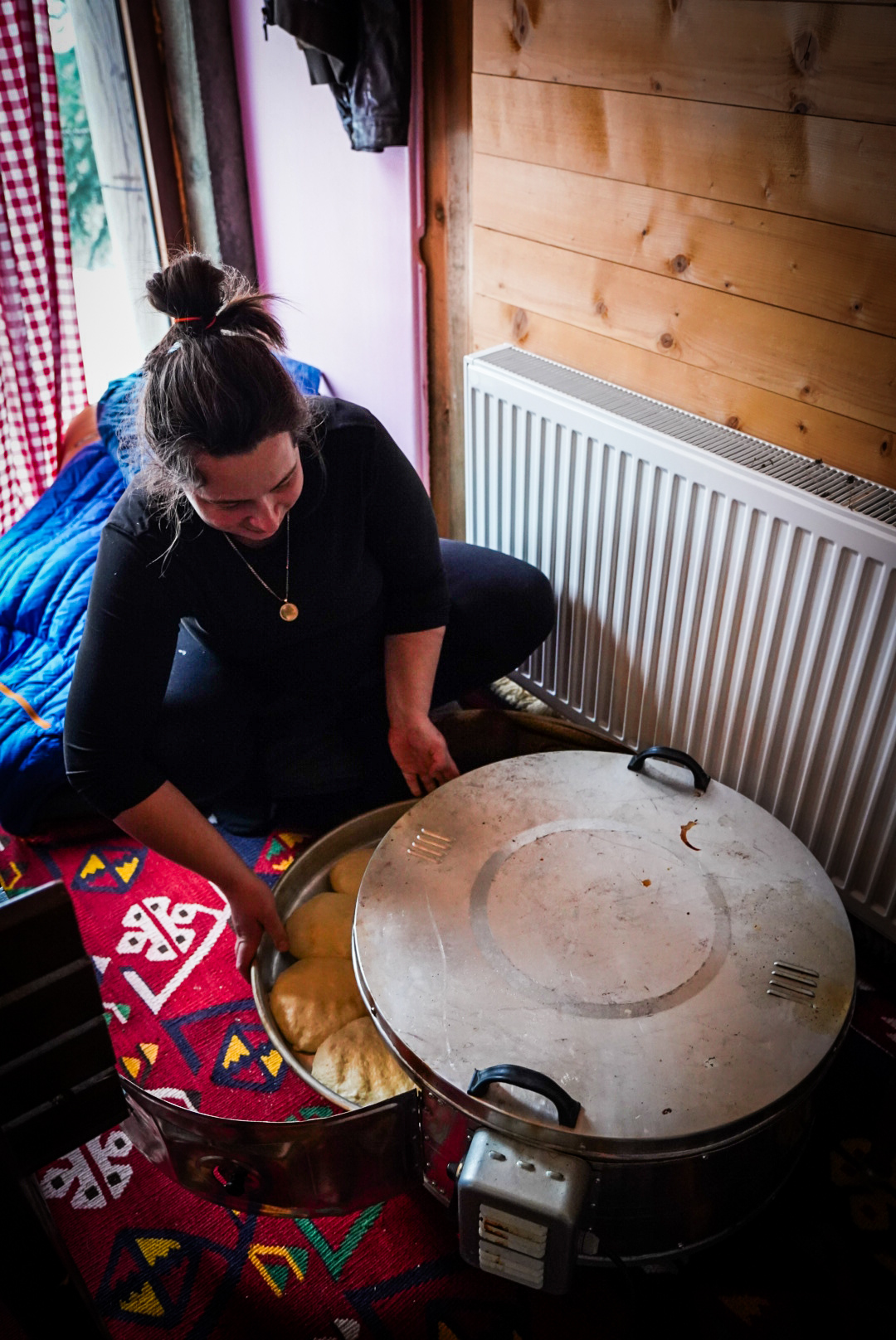 Cuisson traditionnelle du pain à Babino Polje dans les Prokletije