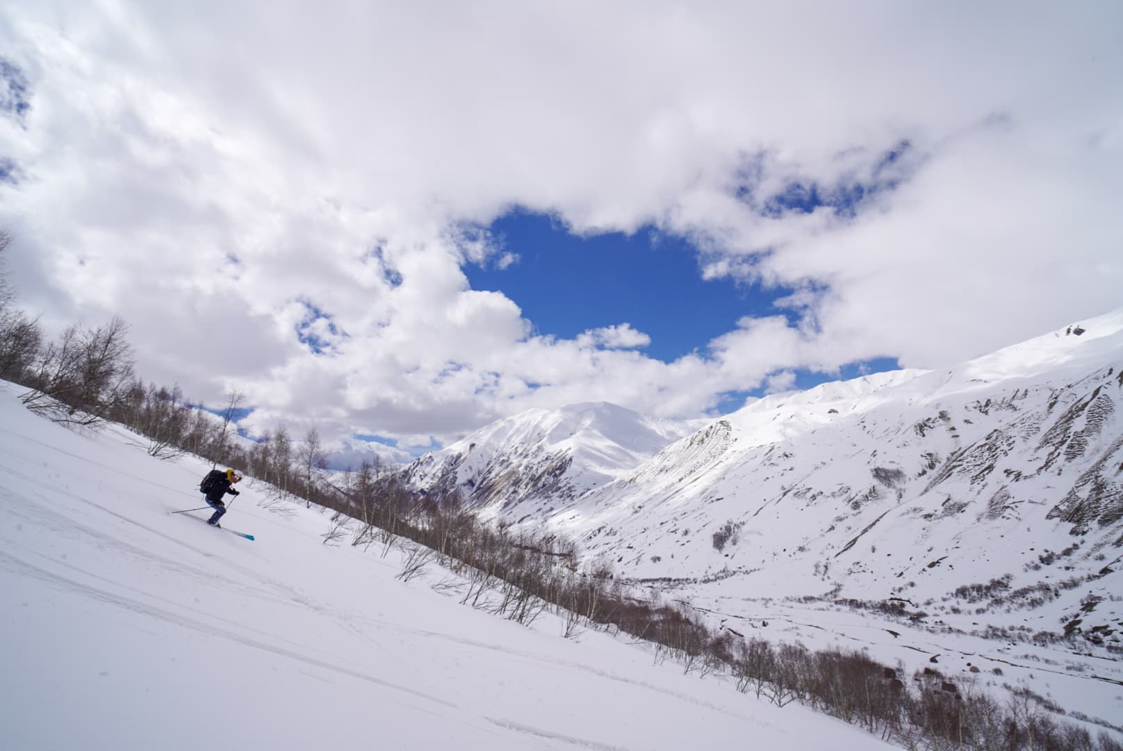 Traversée à ski en montagne