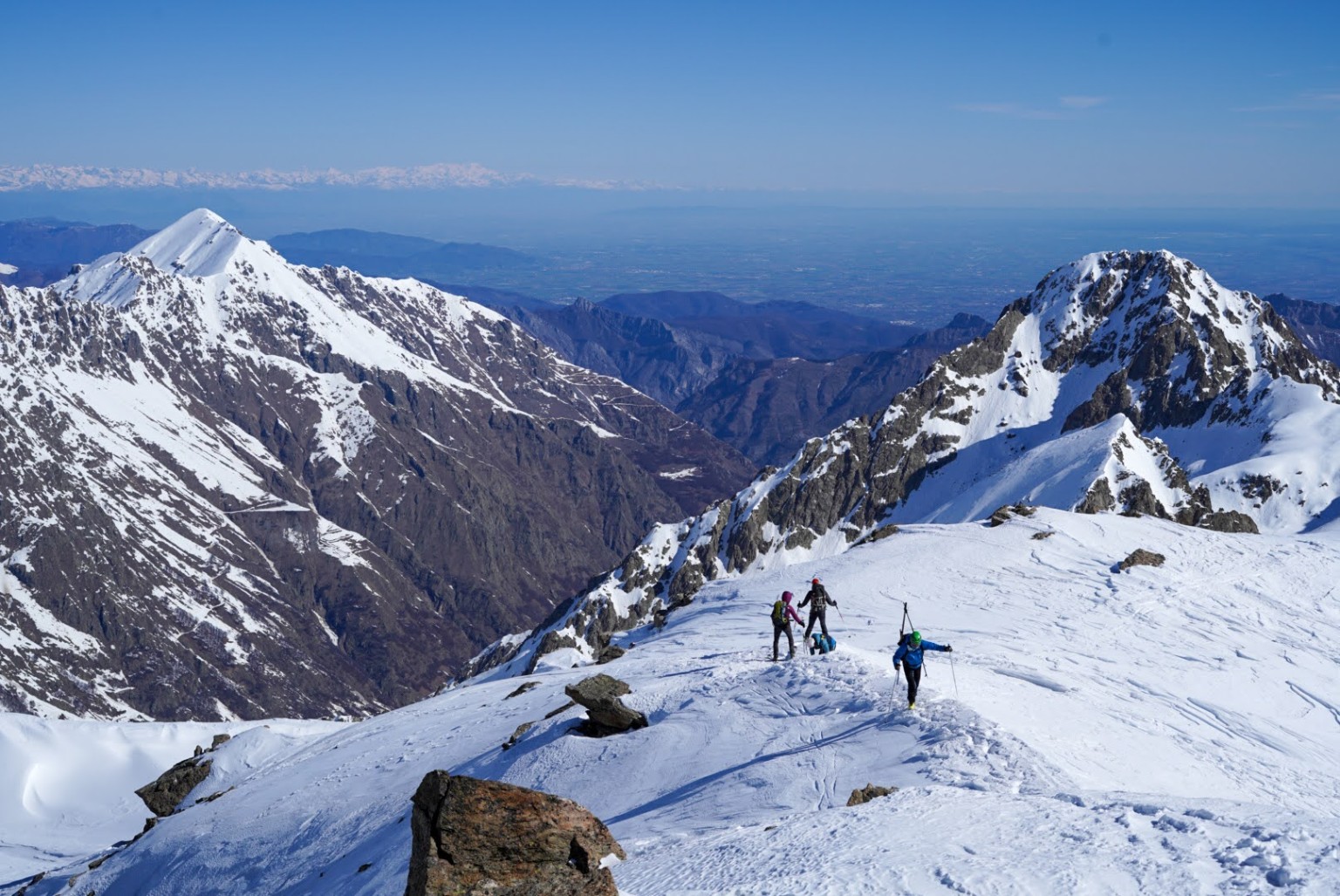 Groupe de skieurs sur une crête dans l’Argentera