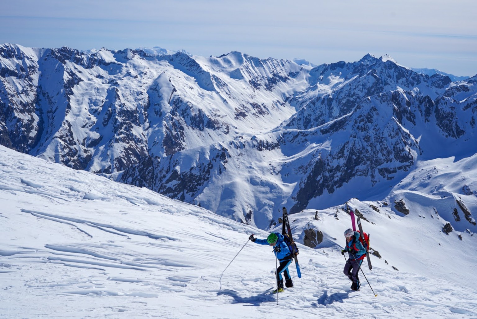 Portage des skis en haute montagne dans l’Argentera