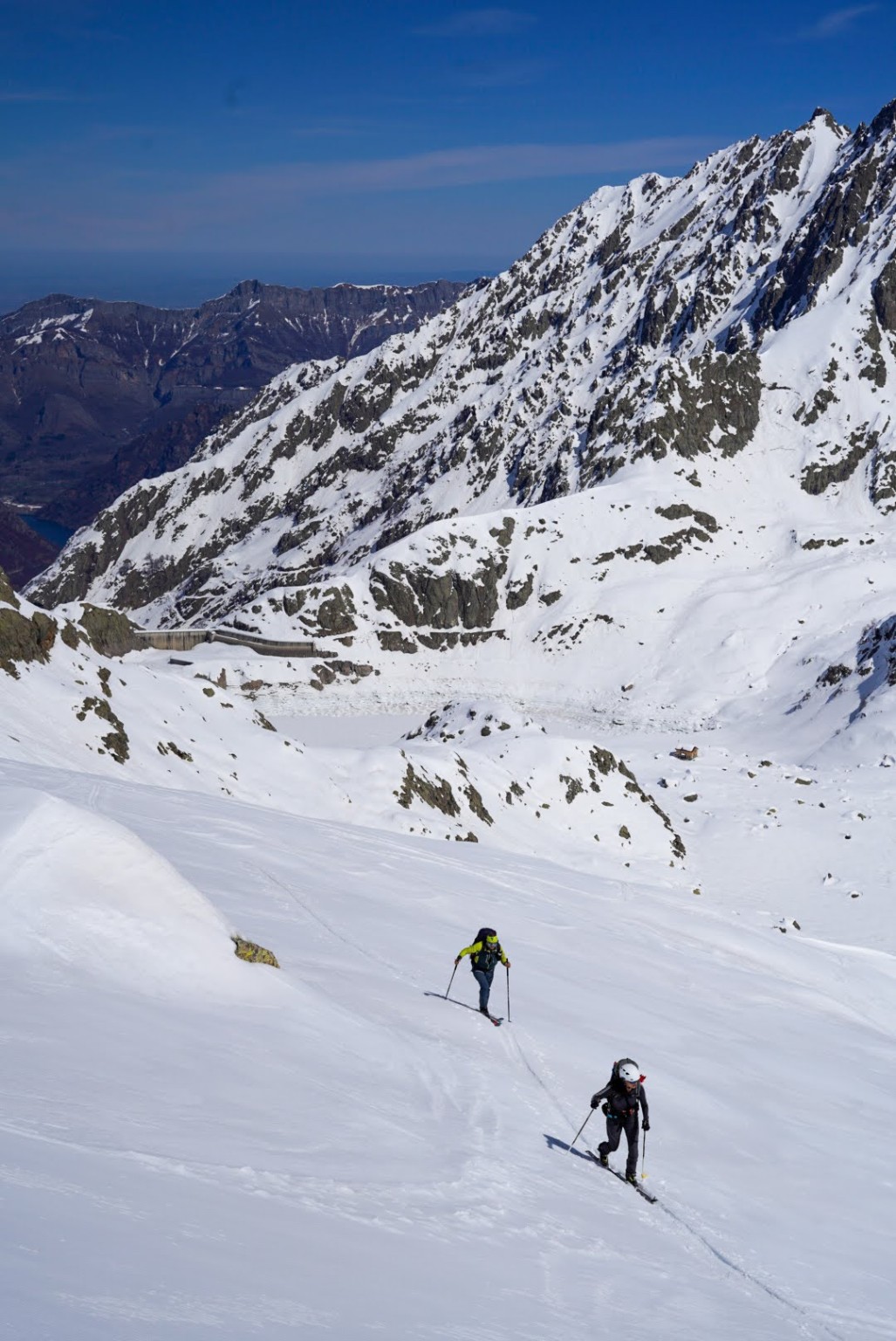 Ski de randonnée près du lac de barrage de Chiotas dans l’Argentera