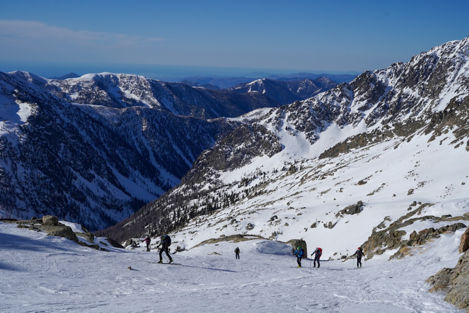 Ski de randonnée dans l’Argentera avec vue vers la Méditerranée