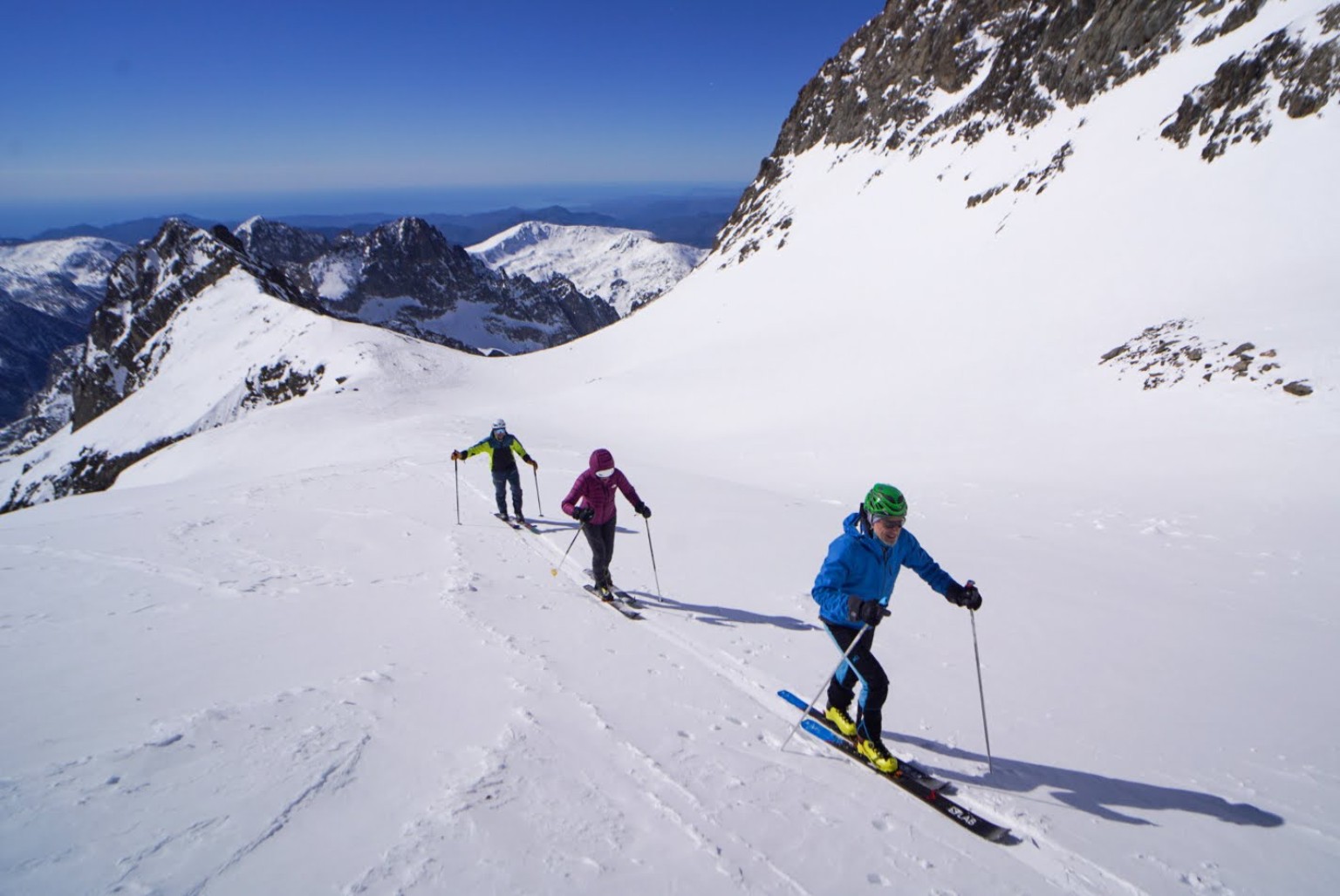 Ski de randonnée dans le Mercantour avec vue vers la Méditerranée