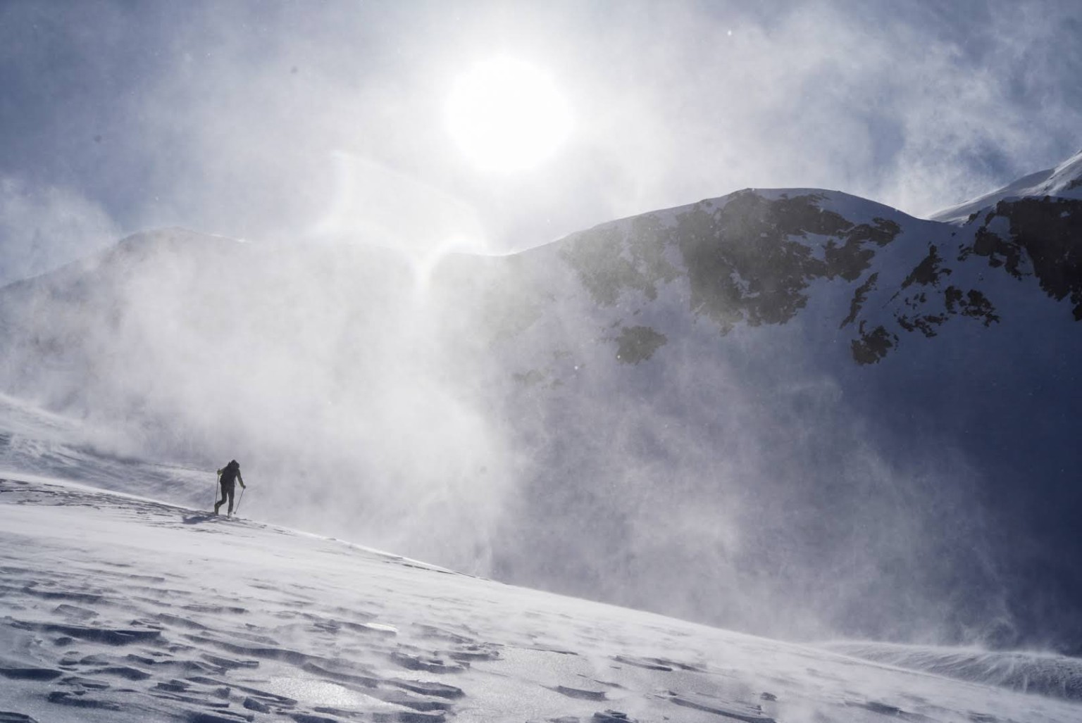 Vent et neige en ski de randonnée dans le Mercantour